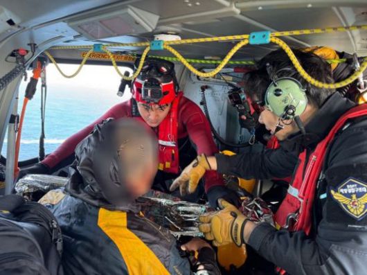 동해지방해양경찰청이 지난  29일 10시 46분쯤 경북 영덕 강구항 남동쪽 12㎞해상에서 2.7톤급 소형어선 A호가 갑작스런 기상 악화로 전복되었다는 신고를 접수하고 즉시 구조세력을 현장에 투입해 선장 1명을 헬기로 안전하게 구조하고 있다. 동해지방해양경찰청 제공