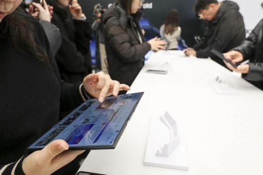 2일 서울 서초구 삼성 강남에서 열린 삼성전자 폴더블폰 '갤럭시Z 트라이폴드 공개 미디어 브리핑'에서 취재진이 제품을 체험하고 있다. 2025.12.2 강진형 기자