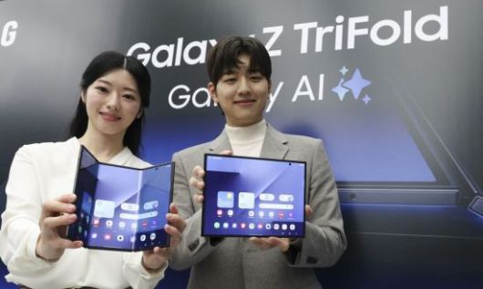 2일 서울 서초구 삼성 강남에서 삼성전자 폴더블폰 '갤럭시Z 트라이폴드'가 공개되고 있다. 2025.12.2 강진형 기자