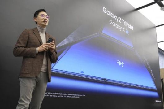 임성택 삼성전자 한국총괄 부사장이 2일 서울 서초구 삼성 강남에서 열린 삼성전자 폴더블폰 '갤럭시Z 트라이폴드 공개 미디어 브리핑'에서 제품 공개를 하고 있다. 2025.12.2 강진형 기자