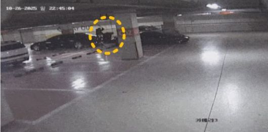 유튜버를 폭행하는 일당의 모습이 담긴 CCTV. 연합뉴스