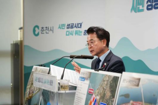 육동한 춘천시장은 4일 시청 브리핑룸에서 브리핑을 열고 춘천역세권개발사업 예타 통과와 향후 추진계획을 발표하고 있다. 춘천시 제공