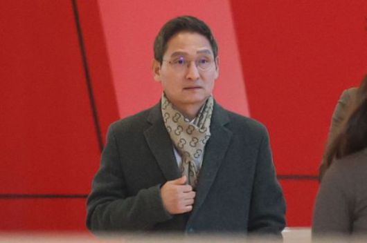 건진법사 관봉권 띠지 분실 의혹과 쿠팡 퇴직금 불기소 외압 의혹 수사를 맡게 된 안권섭 상설특별검사가 지난달 17일 서울 여의도 사무실에서 나오고 있다. 연합뉴스