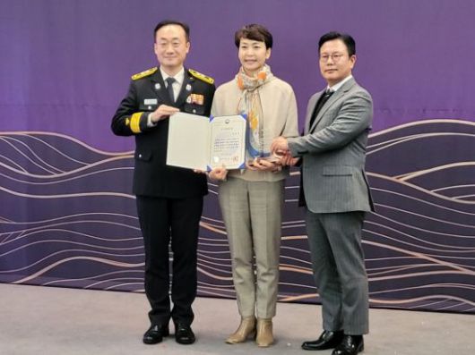 박현경 수원 권선의용소방대원이 119의인상을 받은 뒤 기념사진을 찍고 있다. 수원남부소방서 제공