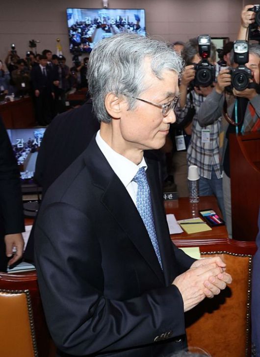 조희대 대법원장이 13일 국회에서 열린 법제사법위원회의 대법원 등에 대한 국정감사가 정회되자 이석하고 있다. 2025.10.13 김현민 기자