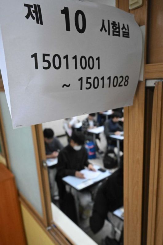 2026학년도 대학수학능력시험(수능)이 치러진 13일 오전 서울 종로구 경복고등학교에 마련된 고사장에서 수험생들이 시험을 준비하고 있다. 251113. 사진공동취재단