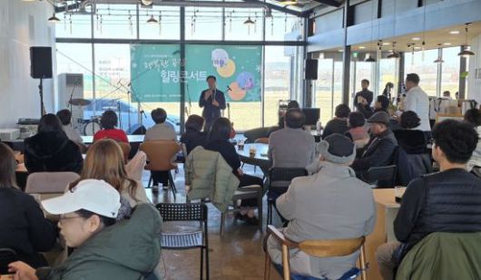 평택시가 4일 오성면 소재 공간미학에서 올해 '공동주택 공동체 활성화 사업' 참여 주민들을 대상으로 개최한 '행복한 공감 힐링콘서트'에서 정장선 시장이 사업 참여 주민들을 격려하고 있다. 평택시 제공