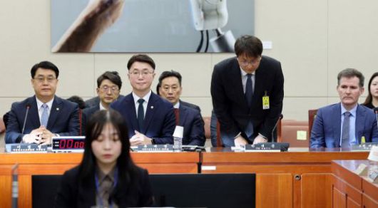 박대준 쿠팡 대표가 2일 서울 여의도 국회에서 열린 과학기술정보방송통신위원회 전체회의에 출석해 고개 숙여 인사를 하고 있다. 연합뉴스