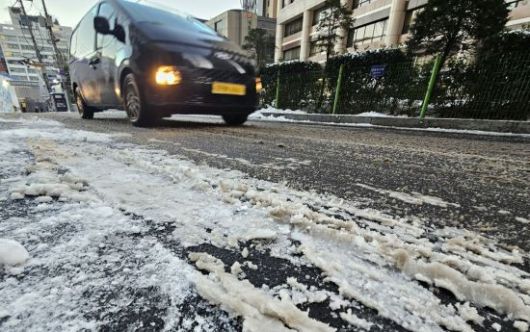 수도권 일대에 전날 내린 폭설이 밤새 영하권 추위에 서울 도심 도로 곳곳이 얼어 붙은 5일 제설작업이 미흡한 서울 중구의 한 이면도로를 지나는 차량들이 서행하고 있다. 2025.12.05 윤동주 기자