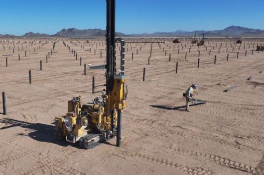 미국 애리조나주 태양광발전소 건설 현장의 파일드라이버에 스패너의 X1 키트가 장착돼 있다. 스패너