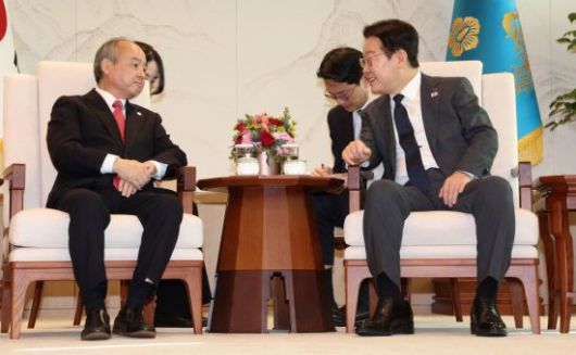 이재명 대통령이 5일 용산 대통령실에서 손정의 소프트뱅크그룹 회장과 면담하고 있다. 연합뉴스