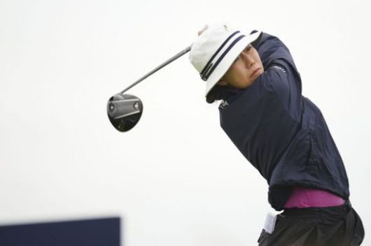 한화큐셀과의 계약이 끝난 신지은은 올해 후원사를 찾지 못해 민무늬 모자를 쓰고 대회에 나섰다. AP연합뉴스