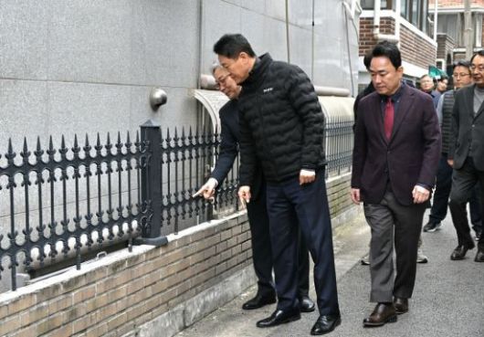 오세훈 서울시장이 10일 영등포구 대림1구역 신속통합기획 재개발 추진 지구를 방문해 현장을 점검하고 있다. 서울시 제공