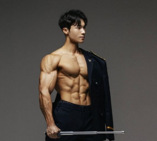 2026년 경찰 달력 모델로 참여한 서울 12기동대 소속 최하용(30) 순경. 경기남부경찰청 박성용(46) 경위 페이스북