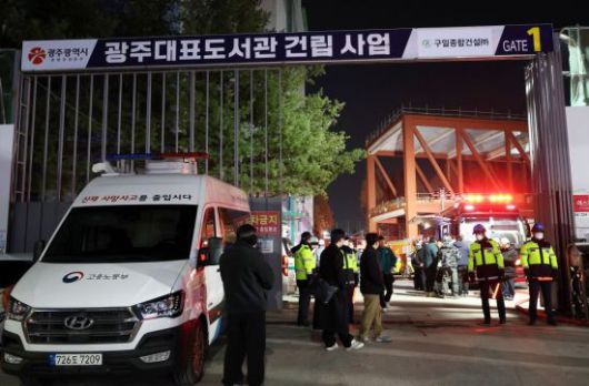 11일 오후 광주 서구 도서관 건립공사장 붕괴 현장에서 소방당국이 매몰자 구조작업을 하고 있다. 연합뉴스