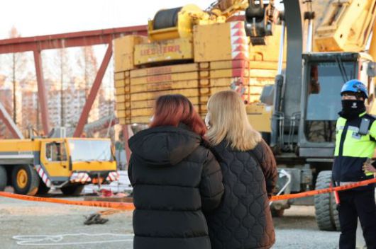 광주대표도서관 신축 공사장 붕괴 사고 이틀째인 12일 오후 광주 서구 치평동 광주대표도서관 붕괴 현장을 시민들이 바라보고 있다. 연합뉴스