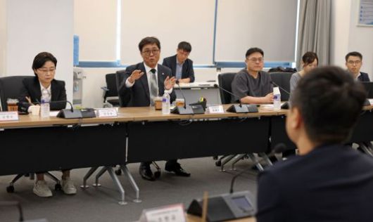 최휘영 문화체육관광부 장관이 9월 19일 서울 종로구 국립현대미술관 서울관에서 열린 만화·웹툰 분야 현장 간담회에서 발언하고 있다. 연합뉴스