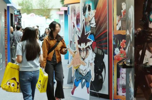 지난 10월 19일 서울 송파구 롯데월드 아이스링크에서 열린 '2025 월드 웹툰 페스티벌'을 찾은 관람객이 전시를 살펴보고 있다. 연합뉴스