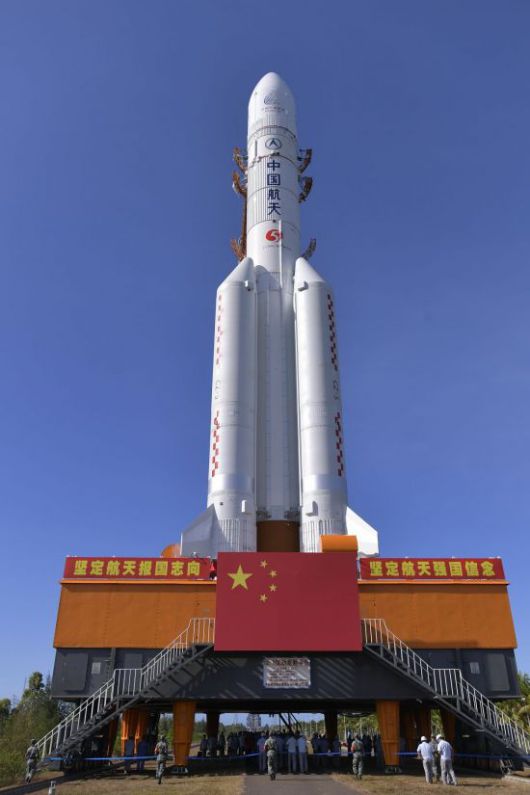 중국의 화성탐사선 톈원(天問)-1호를 운반할 창정(長征)-5 Y4 로켓이 2020년 7월 17일 하이난성의 원창 우주발사장 발사대에 설치돼 있다. 신화/연합뉴스 제공