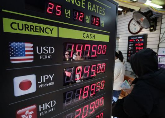서울 중구 명동 거리의 한 환전소에 환율이 표시돼 있다. 연합뉴스