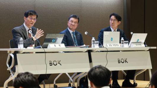 (왼쪽부터)이창용 한국은행 총재, 김웅 부총재보, 이지호 조사국장이  17일 오후 서울 중구 한은에서 열린 '물가안정목표 운영상황점검' 기자설명회에서 발언하고 있다. 한국은행