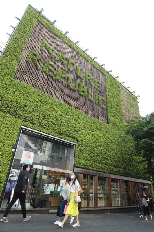 서울 명동 네이처리퍼블릭 명동월드점 운영 당시 모습. 전국 표준필지 공시가격 1위 부지로 해당 매장은 올해 초 폐업한 것으로 전해졌다. 연합뉴스