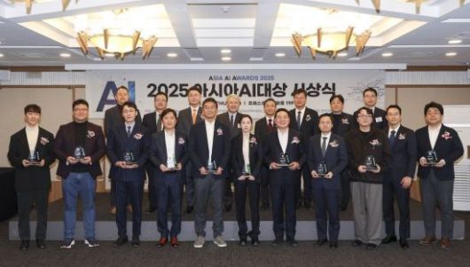 장범식 아시아경제 대표와 주요내빈 및 수상자들이 18일 서울 중구 프레스센터 매화홀에서 열린 '제3회 아시아AI대상 시상식'에 참석해 기념촬영을 하고 있다. 왼쪽부터 반시계방향으로 정현강 내이루리 대표, 원재호 앵커노드 대표, 신재혁 스카이월드와이드 대표, 고석태 제논 대표, 조준호 클라이원트 대표, 김연수 한글과컴퓨터 대표, 최은수 인텔리빅스 대표, 김지훈 SK텔레콤 부사장, 최준회·김정훈 터네이셔스 공동대표, 배건규 사각 대표, 김필수 아시아경제 편집국장, 이용진 한국지능정보사회진흥원 인공지능정책실장, 김우순 서울지방중소벤처기업청장, 임문영 국가인공지능전략위원회 부위원장, 장범식 아시아경제 대표, 류제명 과학기술정보통신부 제2차관, 이성엽 고려대학교 기술경영전문대학원 교수, 이정민 벤처기업협회 사무총장. 2025.12.18 강진형 기자