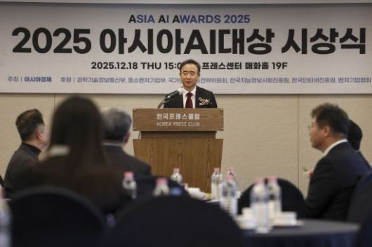 임문영 국가인공지능전략위원회 부위원장이 18일 서울 중구 프레스센터에서 열린 '제3회 아시아AI대상 시상식'에 참석해 축사를 하고 있다. 2025.12.18 강진형 기자