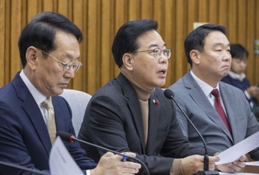 국민의힘 송언석 원내대표(가운데)가 19일 국회에서 열린 원내대책회의에서 대법원의 전담재판부 추진과 민주당의 내란특별전담재판부법 강행에 관련한 발언을 하고 있다. 연합뉴스