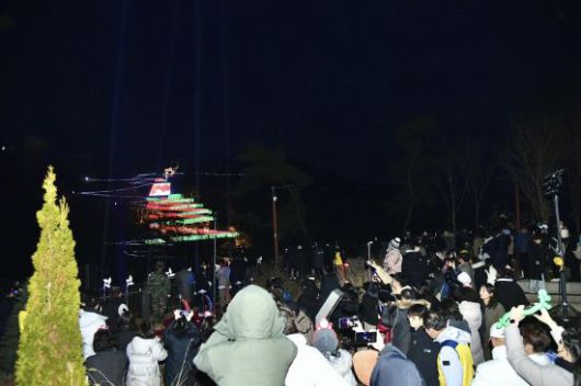 김포시가 20일 애기봉평화생태공원에서 크리스마스 특별문화행사 '애기봉 윈터라이트' 행사를 개최하고 있다. 시민들이 트리로드를 즐기고 있다. 김포시 제공