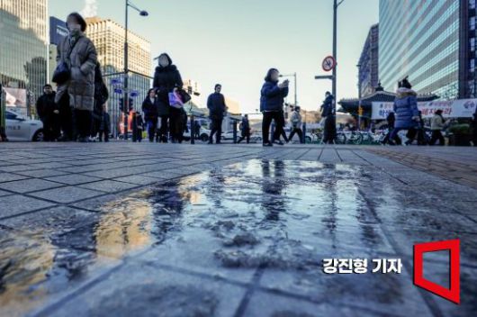 강추위에 비나 눈이 오면 인도가 빙판이 돼 각별히 조심해야 한다. 아시아경제DB