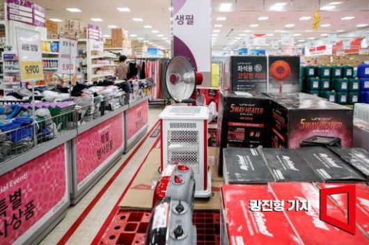 강추위에 대비하기 위해서는 히터를 비롯한 방한용품 등을 구비해야 한다. 아시아경제DB