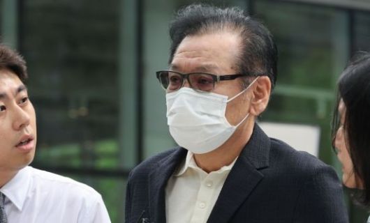 김건희 씨에게 각종 청탁을 전달한 창구로 지목된 건진법사 전성배 씨가 18일 민중기 특별검사팀 사무실이 마련된 서울 종로구 KT 광화문빌딩 웨스트로 들어가고 있다. 2025.08.18 윤동주 기자