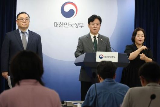 김영훈 고용노동부 장관이 지난 7월 서울 종로구 정부서울청사에서 노란봉투법(노동조합 및 노동관계조정법 2·3조 개정안) 관련 브리핑을 하는 모습.