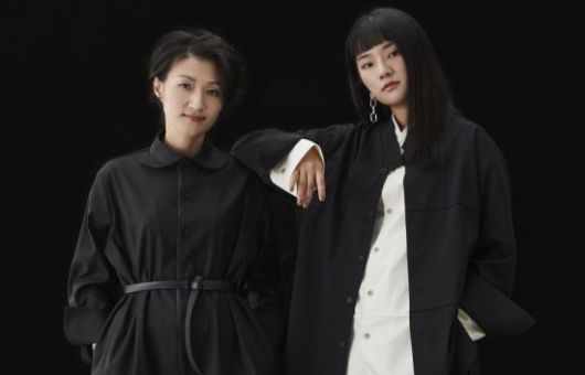 김예린 라이크한 대표(오른쪽)와 유현화 디자이너가 기념 촬영을 하고 있다. 라이크한