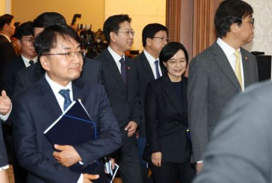 배경훈 과기부총리, 한성숙 중소벤처기업부 장관 등 국무위원들이 11월 25일 서울 종로구 정부서울청사에서 열린 국무회의에 입장하고 있다. 2025.11.25 조용준 기자