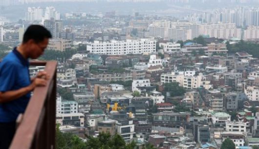 27일 서울 아파트 가격이 최근 많이 오르면서 빌라 가격이 빠르게 오르고 있다. 서울 아파트, 빌라 등 주택 가격은 더 오를 것이라는 기대심리로 상승세가 당분간 계속 이어질것으로 전망되고 있다. 사진은 서울 남산에서 바라본 서울 시내 빌라촌. 2025.06.27 윤동주 기자