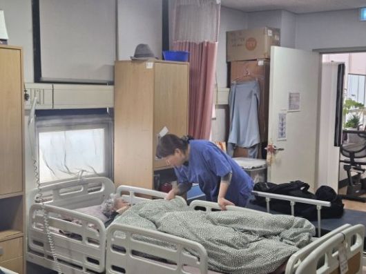 지난달 26일 서울 동대문구 전농동 다일작은천국에서 조미진 간호팀장이 입소인을 돌보고 있다. 박승욱 기자