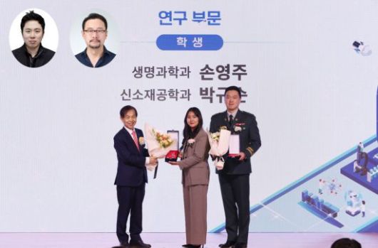 상단 왼쪽부터 스티브 박 교수, 전상용 교수, 하단 왼쪽부터 이광형 KAIST 총장, 손영주 석박통합과정, 박규순 박사과정. KAIST 제공