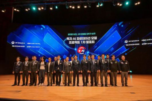 배경훈 부총리 겸 과학기술정보통신부 장관이 30일 오후 서울 강남구 코엑스에서 열린 '독자 AI 파운데이션 모델 프로젝트 1차 발표회' 에서 기념촬영을 하고 있다. 앞줄 왼쪽부터 양재수 한국데이터산업진흥원장, 김유원 네이버클라우드 대표, 홍진배 정보통신기획평가원장, 이연수 NC AI 대표, 김성훈 업스테이지 대표, 정재헌 SK텔레콤 대표, 임문영 국가인공지능전략위원회 부위원장, 배경훈 부총리, 하정우 AI미래기획수석, 박윤규 정보통신산업진흥원장, 황종성 한국지능정보사회진흥원장,성낙호 네이버클라우드 전무, 최정규 LG AI연구원 상무. 사진제공=과학기술정보통신부
