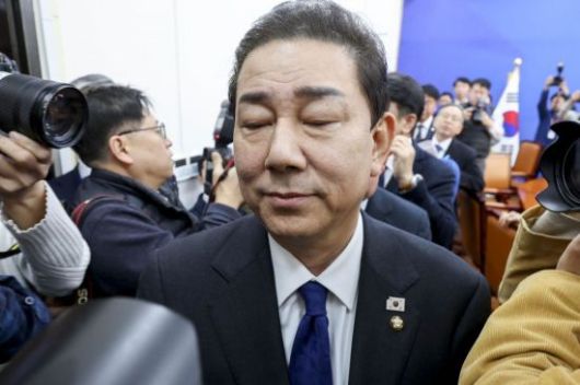 김병기 더불어민주당 원내대표가 30일 서울 여의도 국회에서 열린 원내대책회의에서 원내대표직 사퇴 입장을 밝힌 뒤 이동하고 있다. 2025.12.30 강진형 기자