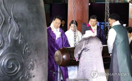 오세훈 서울시장이 1일 서울 종로구 보신각에서 열린 제야의 종 타종행사에서 시민대표들과 함께 타종하고 있다. 연합뉴스