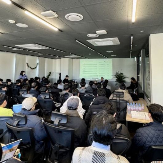 김성훈 업스테이지 대표가 2일 오후 서울 강남구 사옥에서 진행된 검증회에서 발표하고 있다. 업스테이지 제공
