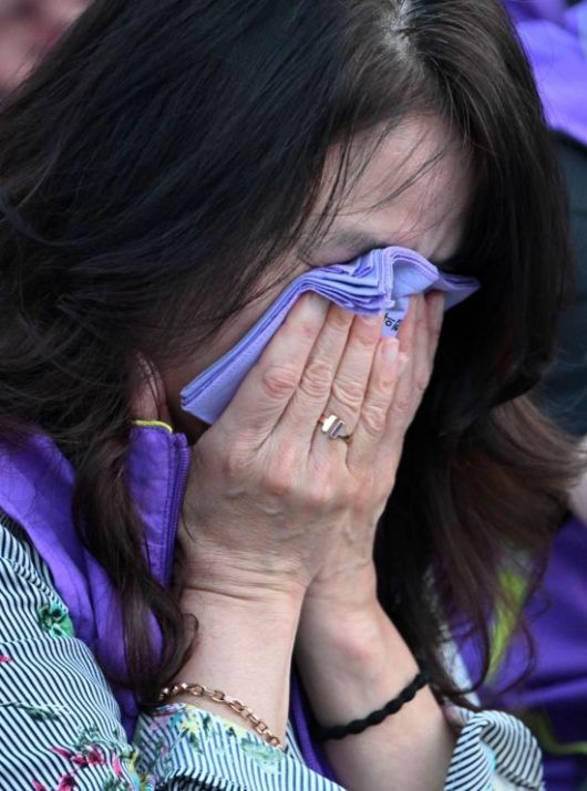 2025년 2월 29일 오후 서울 관악구 관악산으뜸공원에서 눈물을 닦고 있다. 2025.5.29 김현민 기자