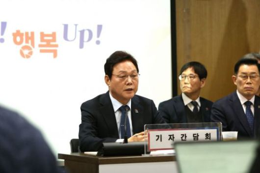 박완수 경남도지사가 2026년 신년기자간담회에서 기자들의 질문에 답하고 있다. 이세령 기자