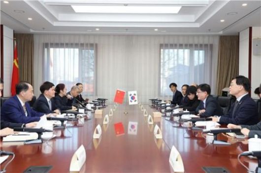 2016년 1월 6일 김성환 기후에너지부 장관이 중국 베이징 국가임업초원국 청사에서 중국의 류궈훙(洪) 국가임업초원국(국가공원관리국) 국장과 양자 면담을 갖고 있다. 기후에너지환경부