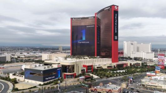 미국 라스베이거스 힐튼 호텔 전면에 삼성전자의 '더 퍼스트룩 2026' 홍보 영상이 송출되고 있다. 삼성전자