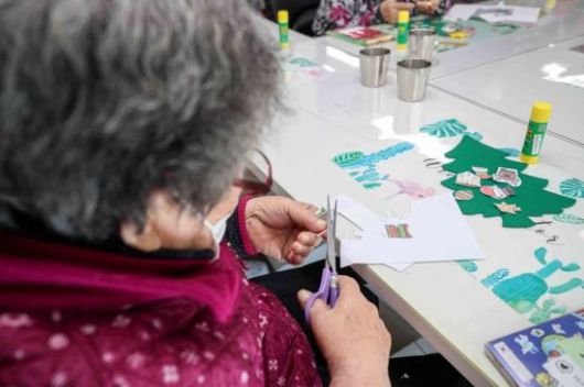 서울 소재 한 데이케어센터에서 어르신들이 만들기 활동을 하고 있다.