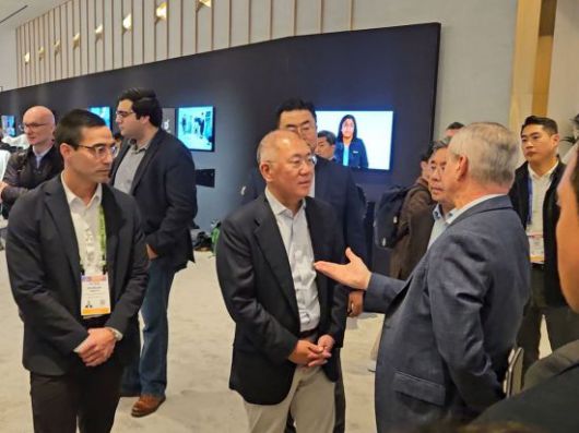 정의선 현대자동차그룹 회장이 세계 최대 전자·IT 전시회 'CES 2026' 개막일인 6일(현지시간) 미국 라스베이거스 퐁텐블루 호텔에서 엔비디아 전시관을 관람하고 있다. 박준이 기자