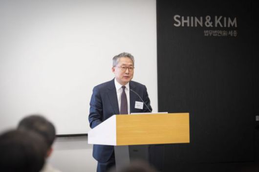 6일 오후 서울 종로구 법무법인 세종에서 열린 '노란봉투법 시행령 및 지침 해설 세미나'에서 사회를 맡은 김민석 고문. 법무법인 세종